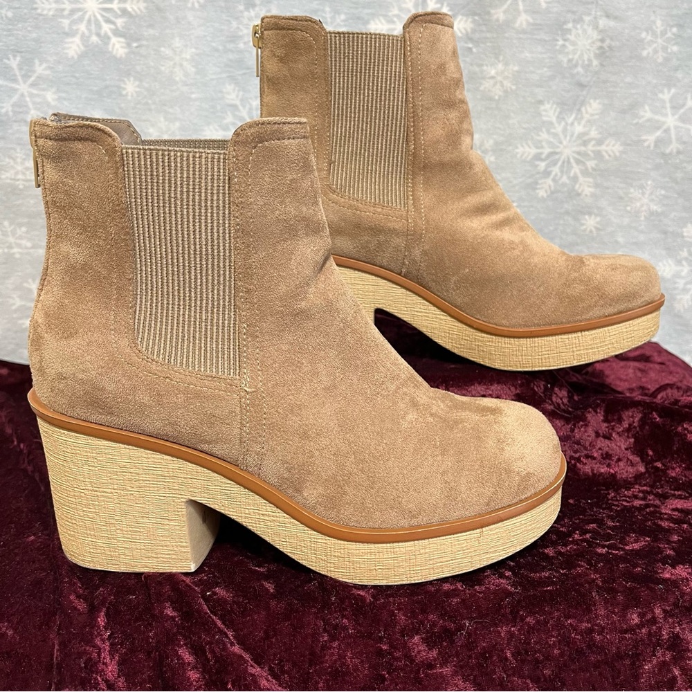 Pierre Dumas tan suede boots women’s size 8 1/2 thick soles with heel zippers